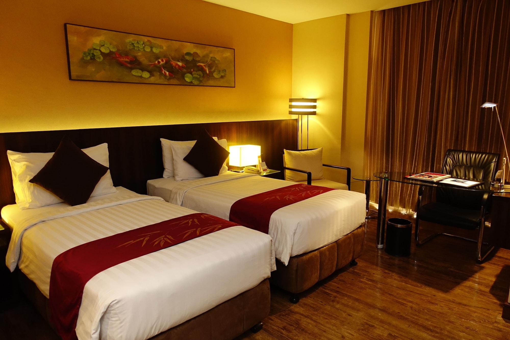 Ramada By Wyndham Manila Central Exterior photo