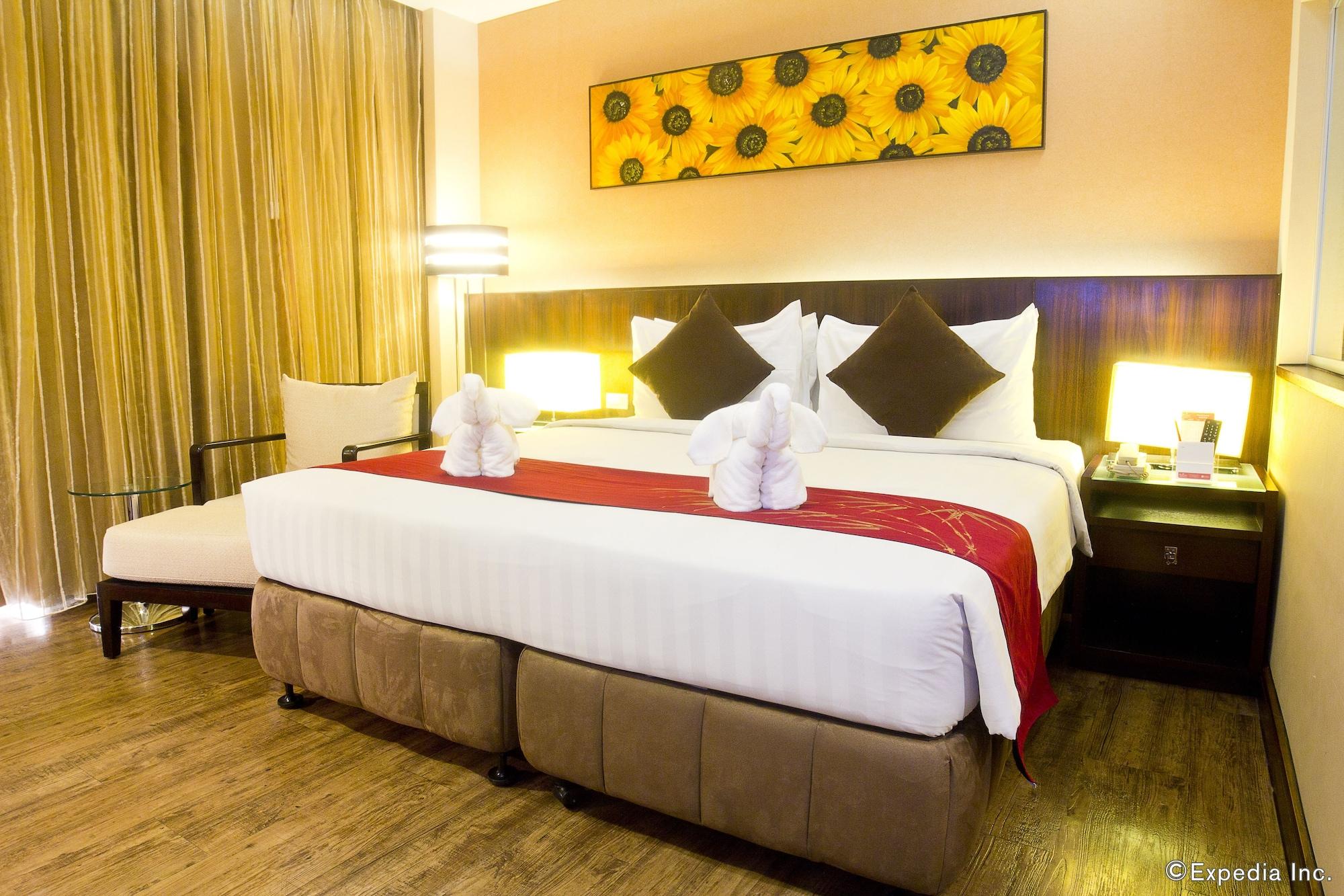 Ramada By Wyndham Manila Central Exterior photo