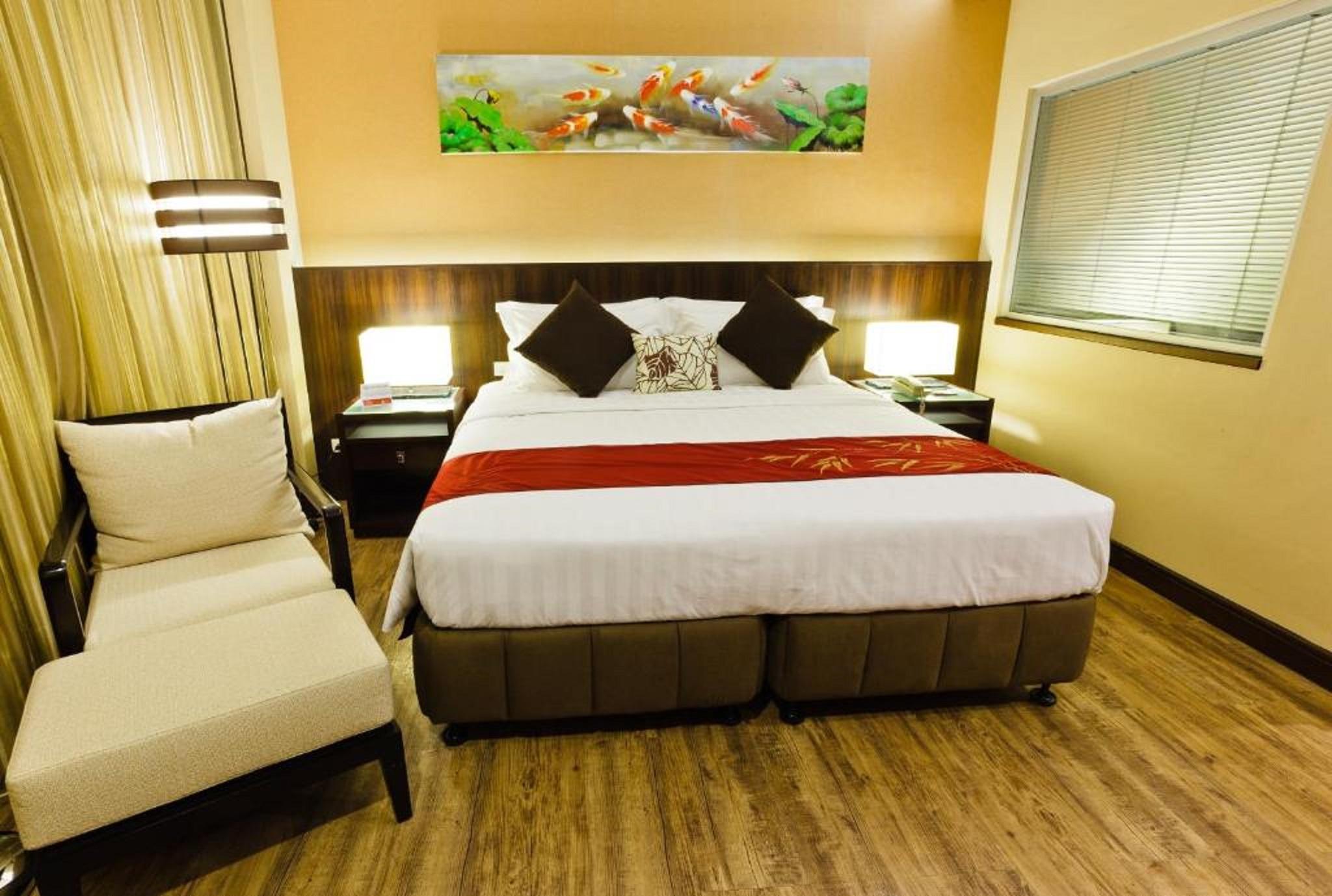 Ramada By Wyndham Manila Central Exterior photo