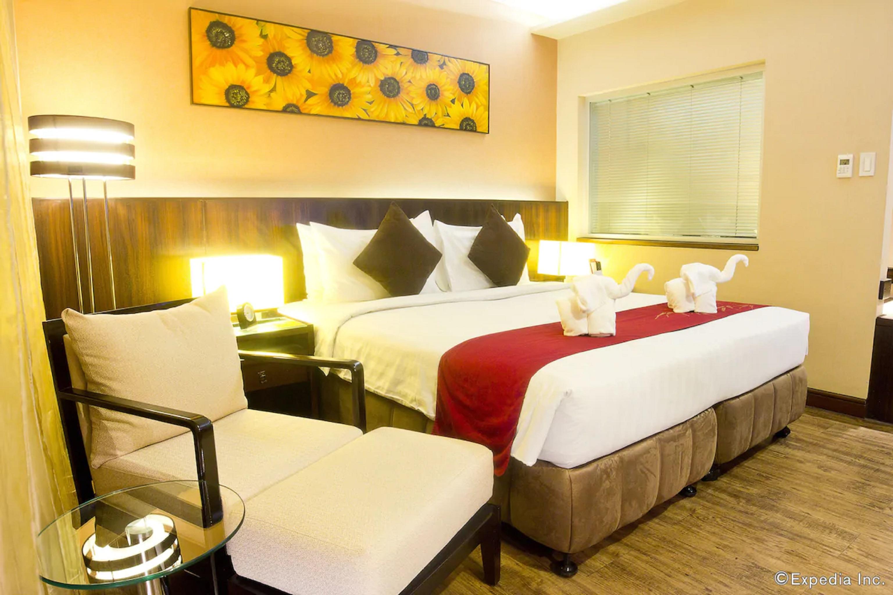 Ramada By Wyndham Manila Central Exterior photo