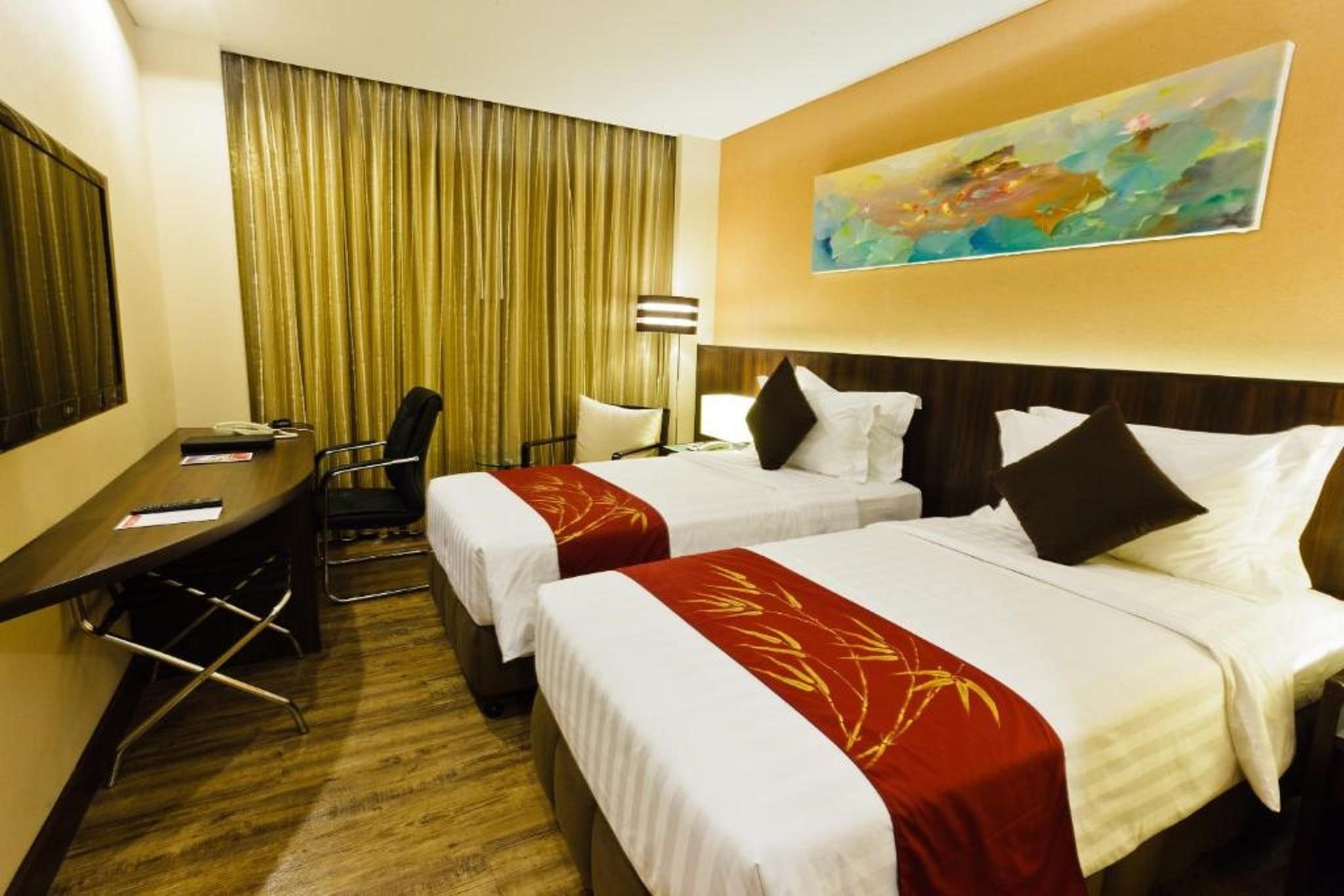 Ramada By Wyndham Manila Central Exterior photo