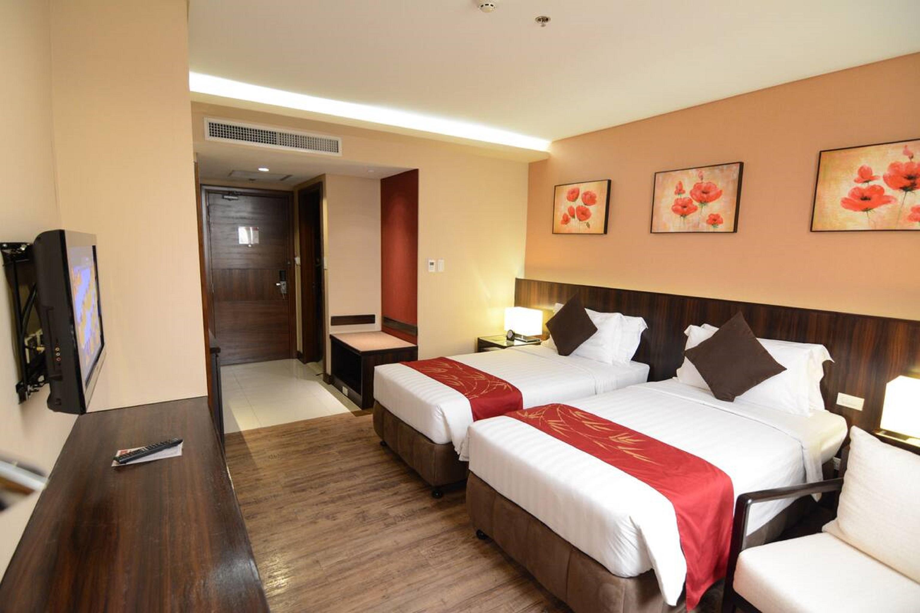 Ramada By Wyndham Manila Central Exterior photo