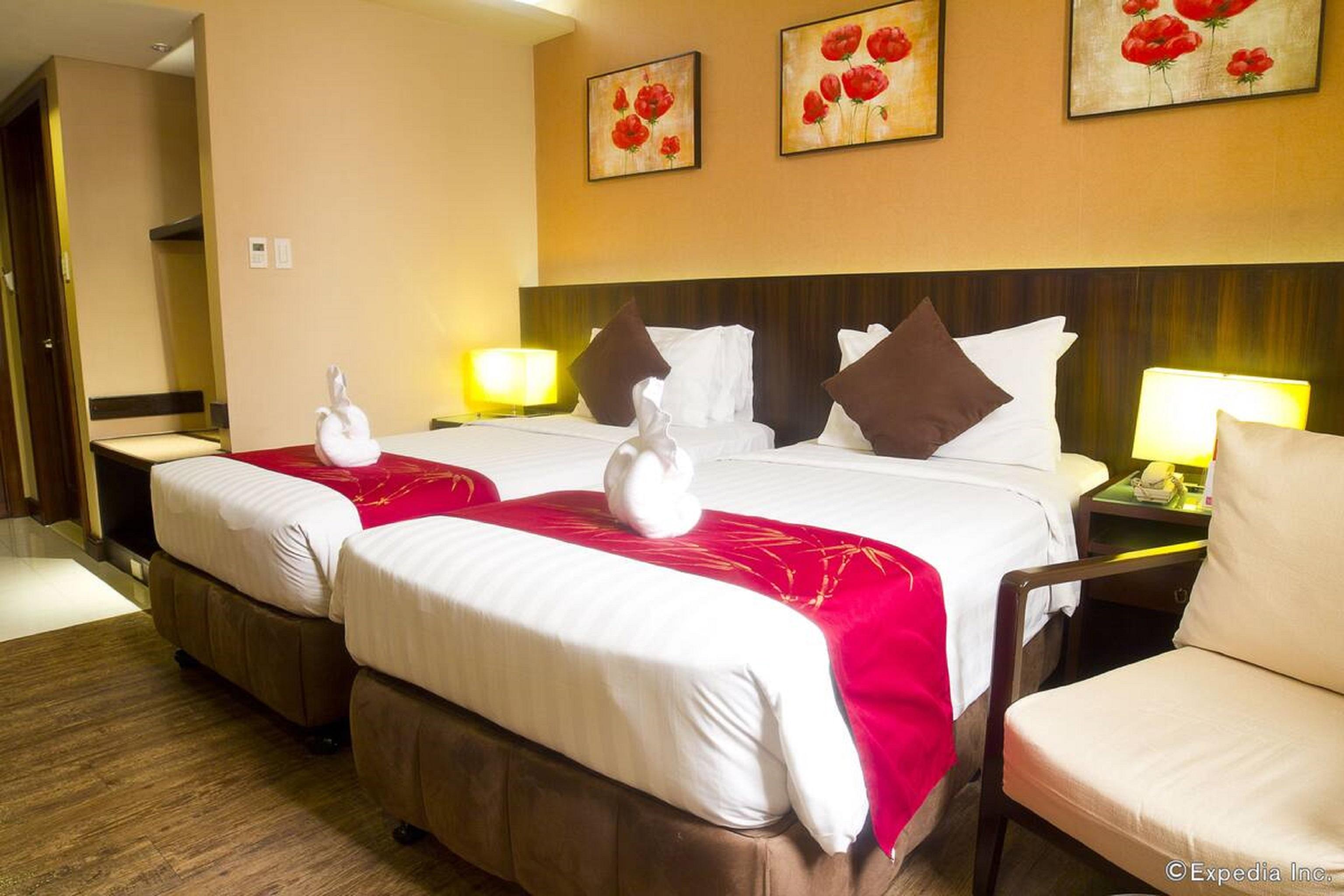 Ramada By Wyndham Manila Central Exterior photo