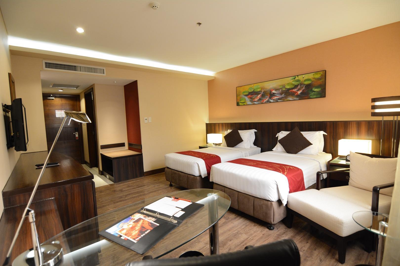 Ramada By Wyndham Manila Central Exterior photo