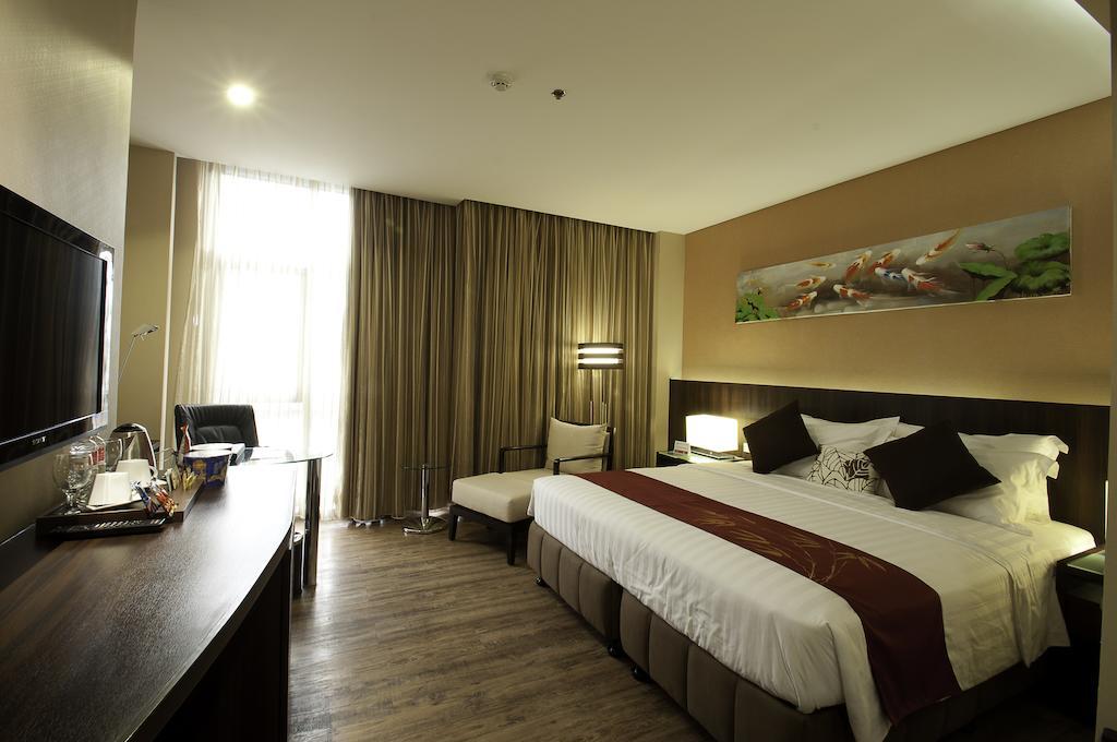 Ramada By Wyndham Manila Central Exterior photo